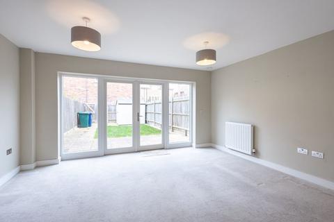 3 bedroom townhouse to rent, Henry Darlot Drive, London