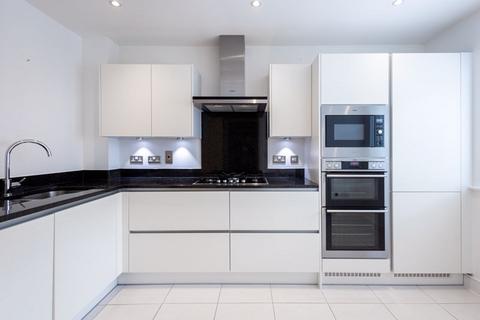 3 bedroom townhouse to rent, Henry Darlot Drive, London