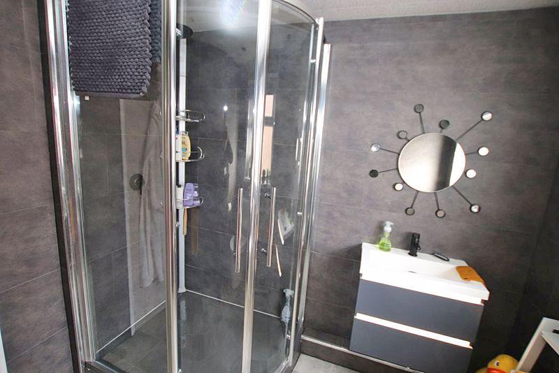 Shower room photo 2