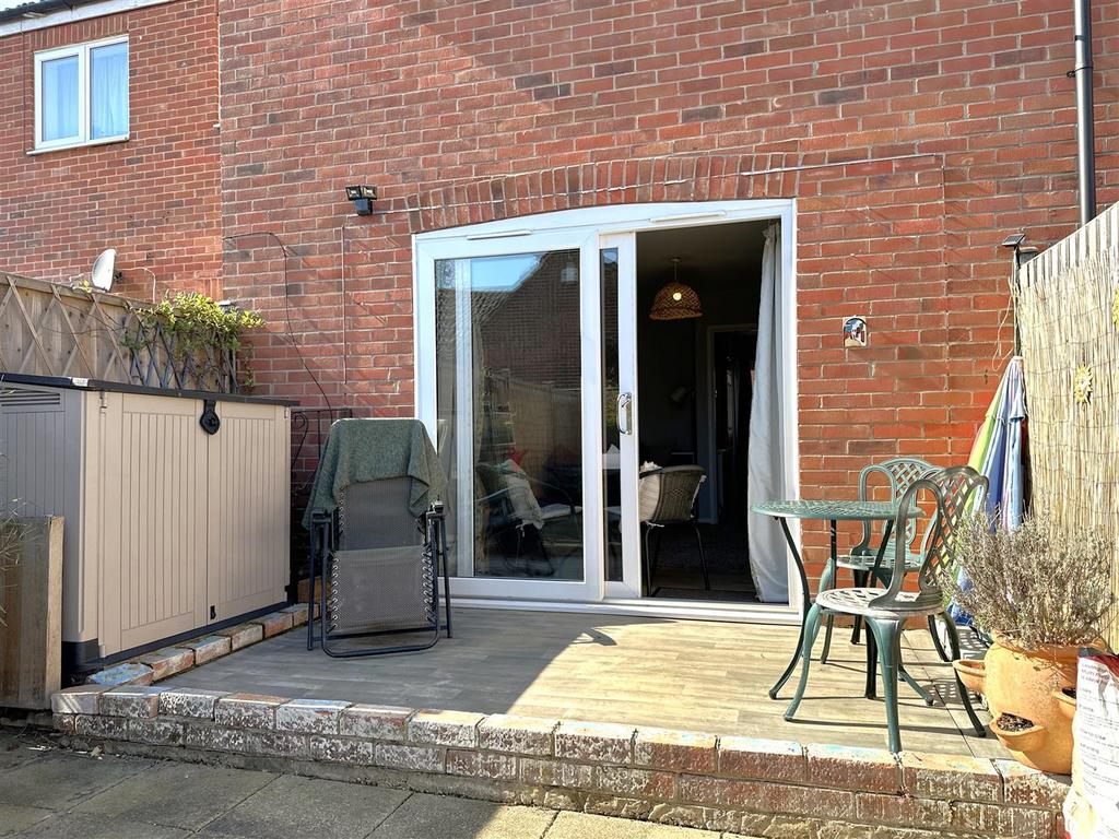 Raised Seating Area 752