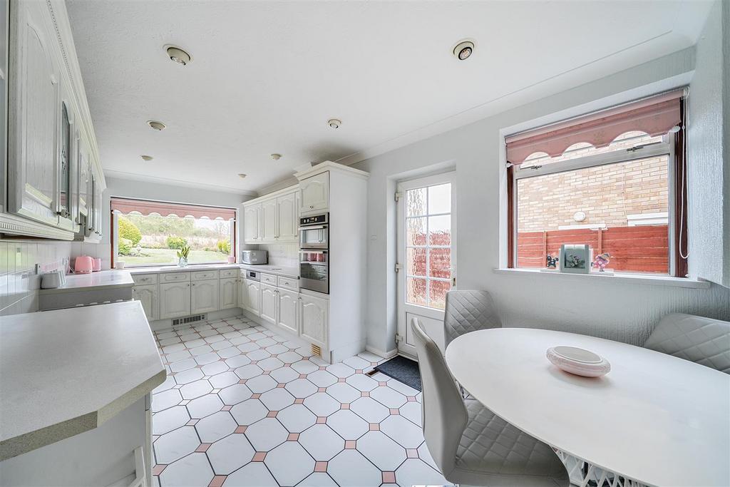 Kitchen/Breakfast Room: