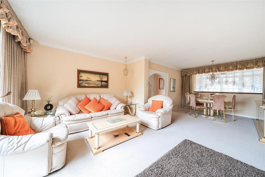 Lounge/Dining Room: