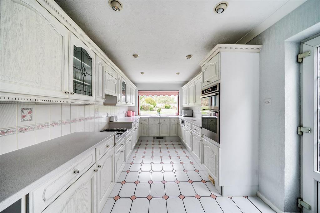 Kitchen/Breakfast Room: