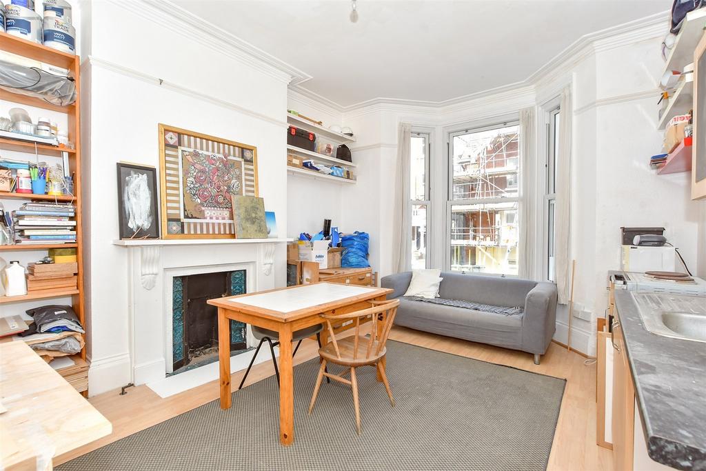 Lounge/Bedroom/ Kitchen