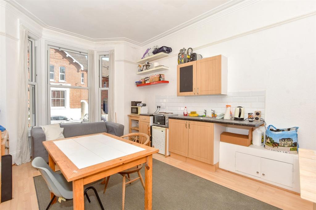 Lounge/Bedroom/ Kitchen