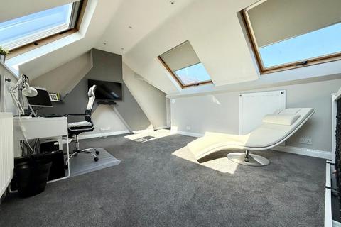 4 bedroom semi-detached house for sale, Graham Gardens, New Bedford Road Area, Luton, Bedfordshire, LU3 1NF