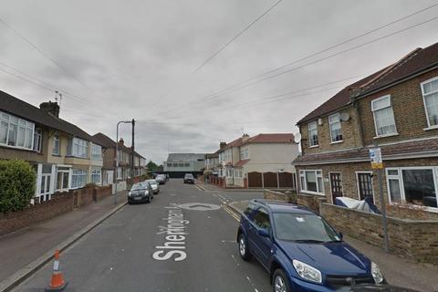 3 bedroom detached house to rent, Sheringham Avenue, Romford, London, United Kingdom, RM7 9DR