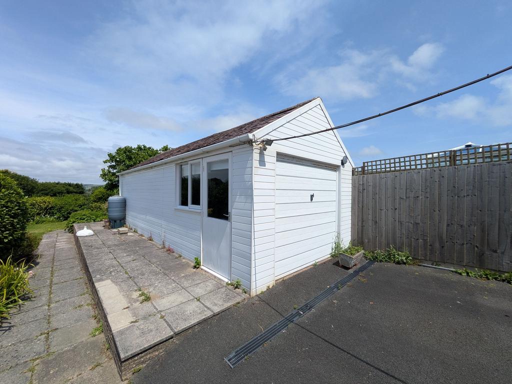 Garaging/Summerhouse