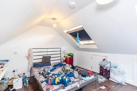 5 bedroom semi-detached house to rent, Robin Hood Way, London SW15