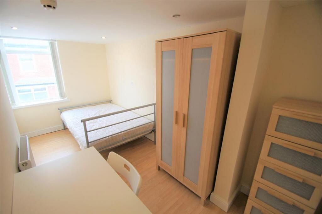 This inviting double bedroom features a spaciou...