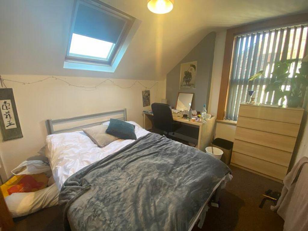 A cozy double bedroom featuring a comfortable b...