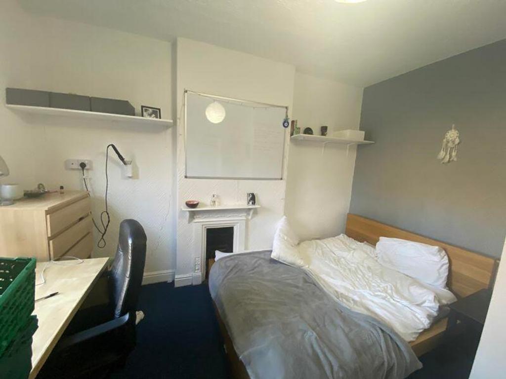 A cozy double bedroom featuring a comfortable b...