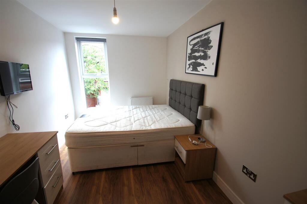 This inviting double bedroom features ample nat...