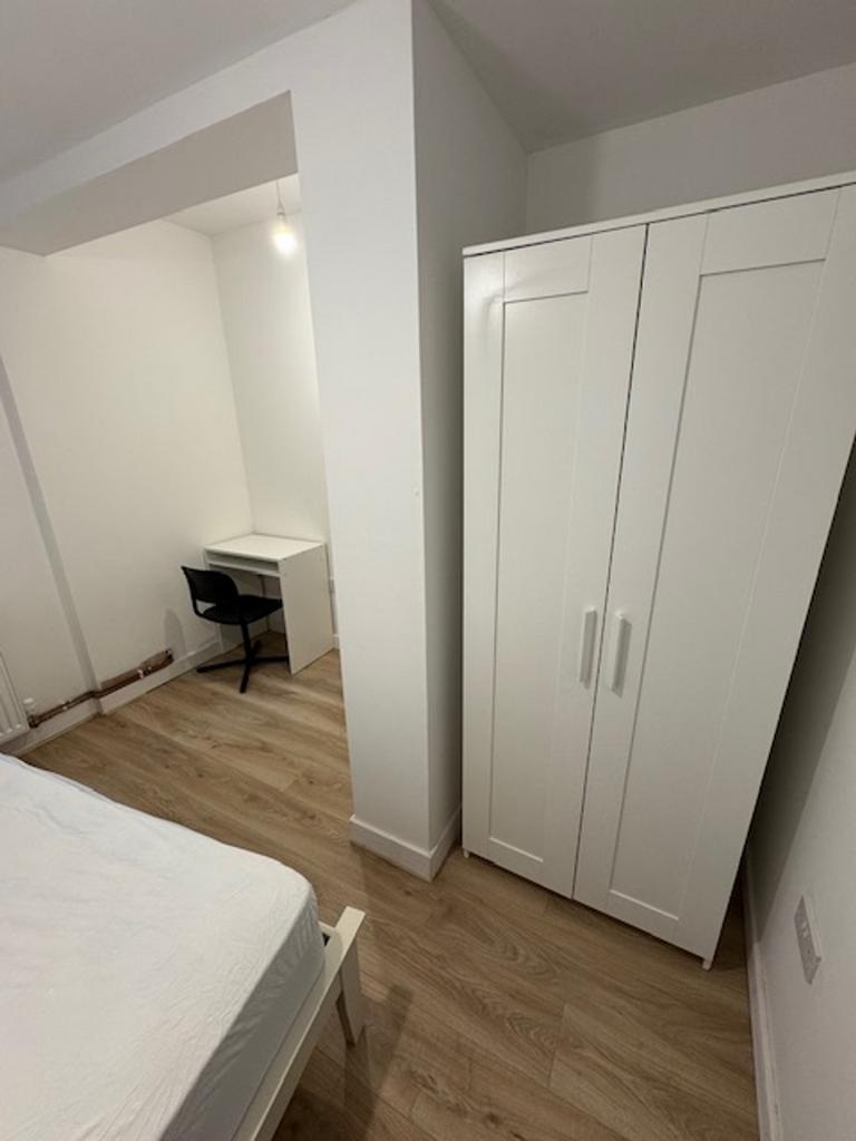 A cozy double bedroom featuring a comfortable b...