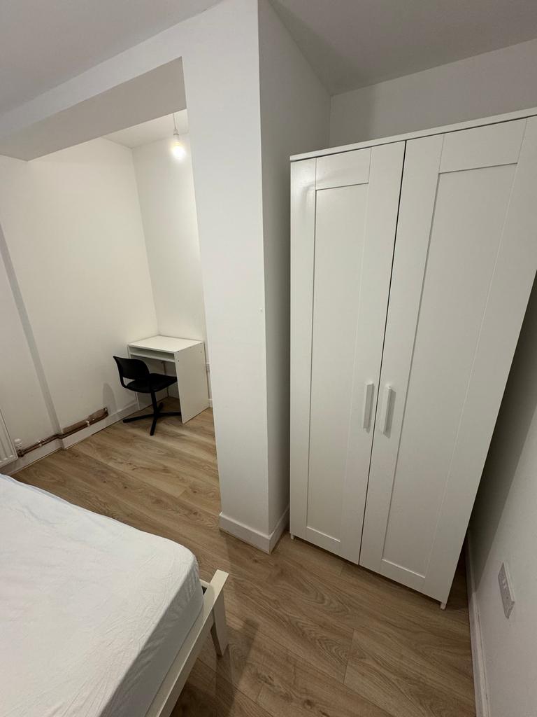 This inviting double bedroom features ample sto...
