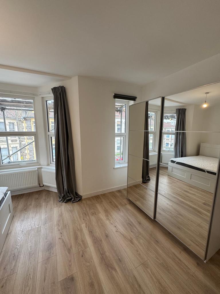 This inviting double bedroom features ample nat...