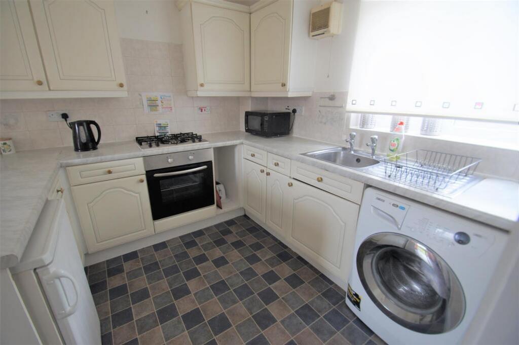 This well-equipped kitchen features modern appl...