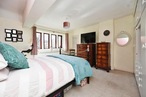 4 Waterloo Crescent, Bradford, BD10 0NQ
