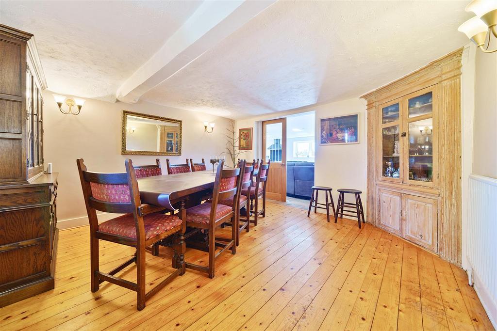 DINING ROOM.jpg