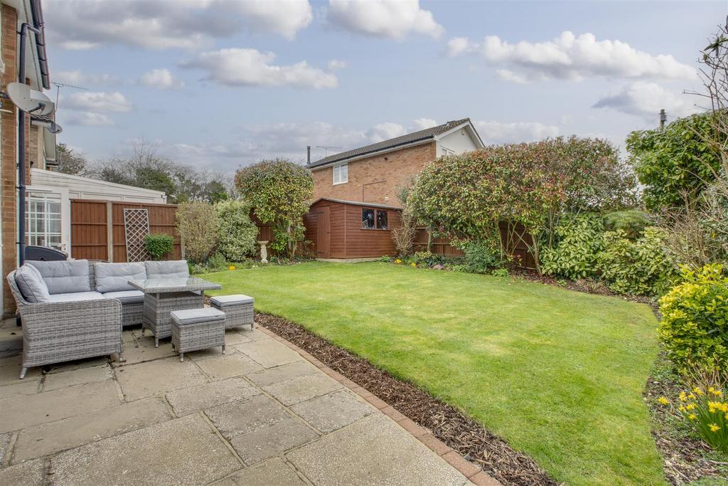 32 Southfield Drive, HP15 7 HB-2.jpg