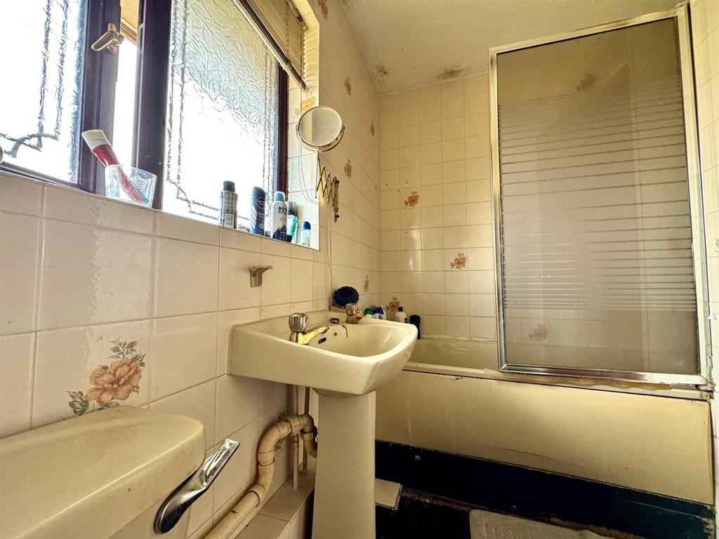 Bathroom 1.jpg