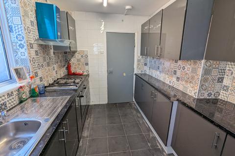 1 bedroom semi-detached house to rent, Paddock Road, Neasden, London NW2