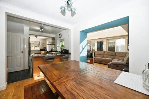 4 bedroom end of terrace house for sale, West View Court, Yeadon, Leeds