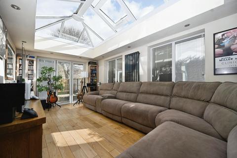 4 bedroom end of terrace house for sale, West View Court, Yeadon, Leeds