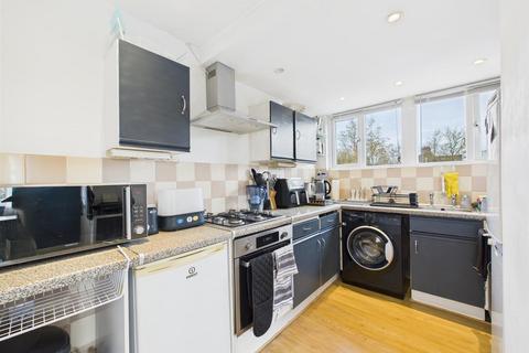 1 bedroom flat for sale, Whitethorn Avenue, Coulsdon CR5