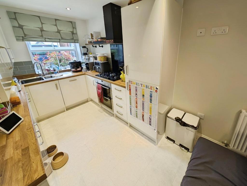 21 Churchill Gardens KITCHEN 3.jpg