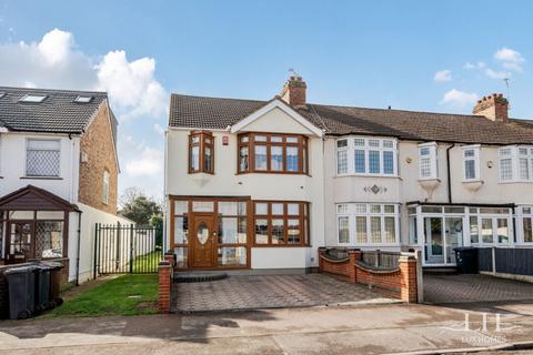 3 bedroom end of terrace house for sale, Gorseway, Romford