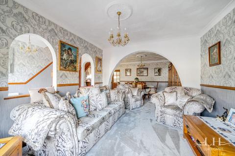 3 bedroom end of terrace house for sale, Gorseway, Romford