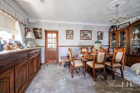 3 bedroom end of terrace house for sale, Gorseway, Romford