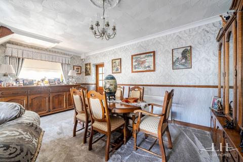 3 bedroom end of terrace house for sale, Gorseway, Romford
