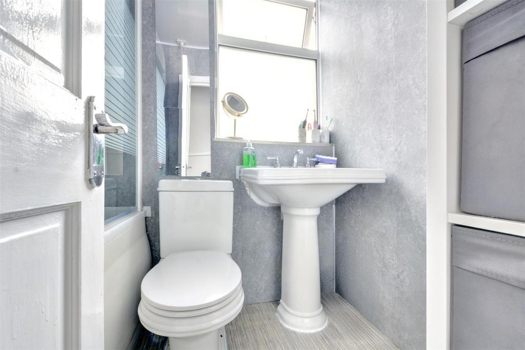 Bathroom 1.jpeg