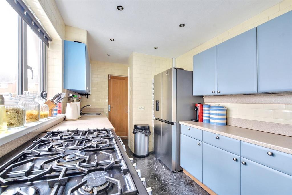 Kitchen 2.jpeg