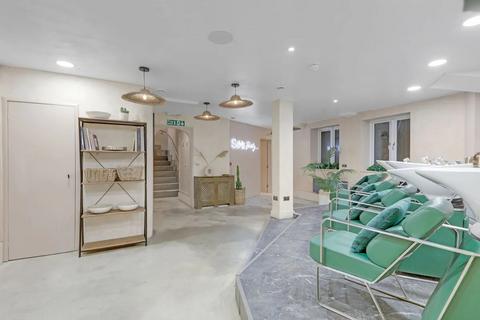 Shop to rent, Caledonian Road, London N1
