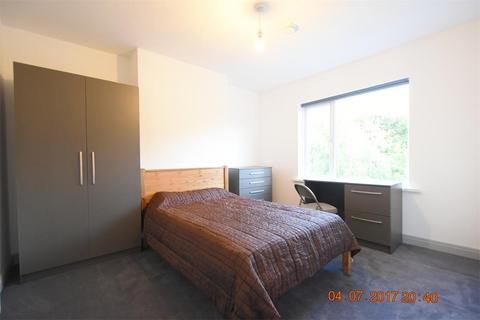 3 bedroom terraced house to rent, Bird Close, Birmingham B12