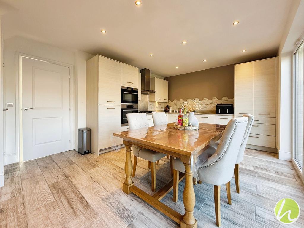 Kitchen/ Dining Room