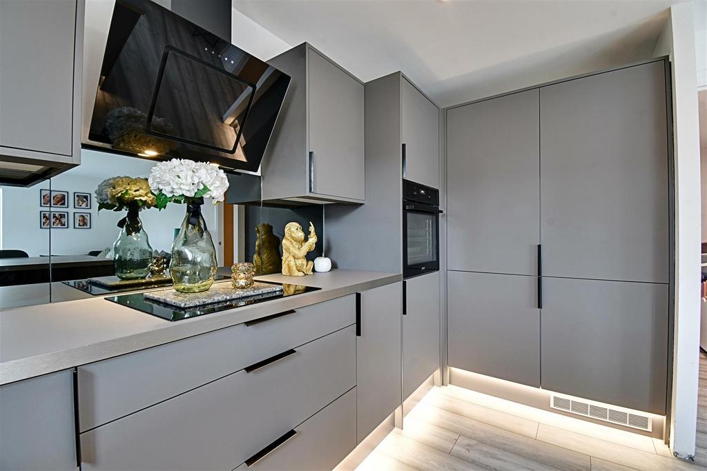 Kitchen 2.jpg