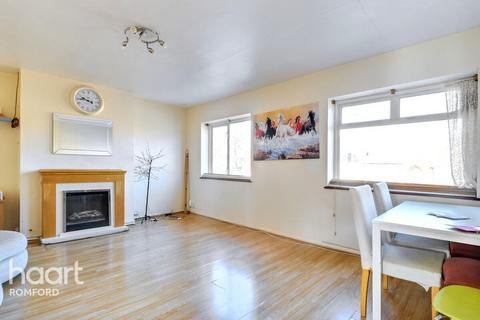 2 bedroom maisonette for sale, Park Lane, Hornchurch, RM11 1BD