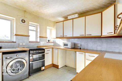 2 bedroom maisonette for sale, Park Lane, Hornchurch, RM11 1BD