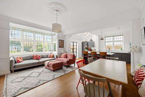 4 Elwill Way, Beckenham, BR3 3AD