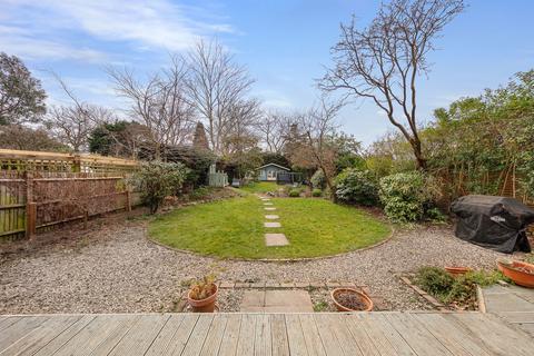 4 Elwill Way, Beckenham, BR3 3AD