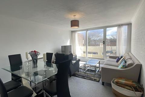 2 bedroom flat for sale, Meadside, Woking GU22