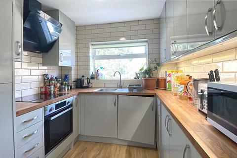 2 bedroom flat for sale, Meadside, Woking GU22