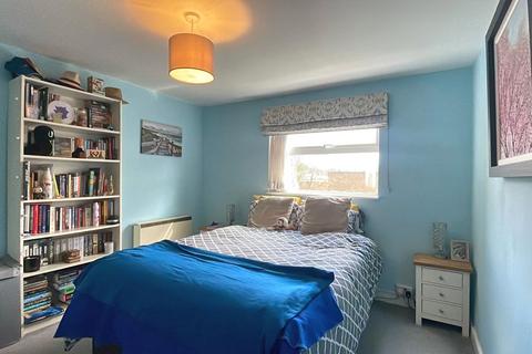 2 bedroom flat for sale, Meadside, Woking GU22
