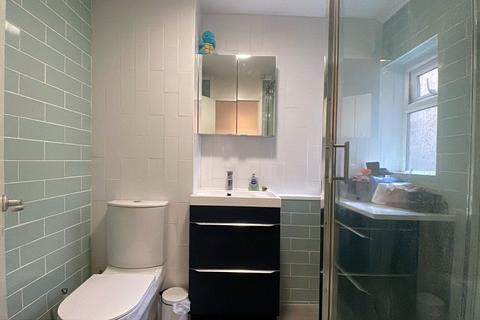 2 bedroom flat for sale, Meadside, Woking GU22
