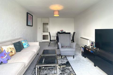 2 bedroom flat for sale, Meadside, Woking GU22