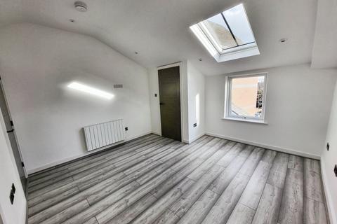 3 bedroom flat to rent, Hale Road, Hale, Cheshire, WA14